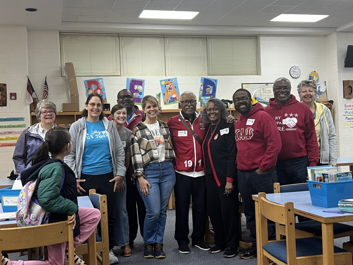 mrsralph412's tweet photo. What an anyway to start a Friday! I am so grateful for these incredible volunteers! 
Thank you @wakeedpa We love partners read! 

#readingisaright #ilovereading https://t.co/W1UqEA2HYs
