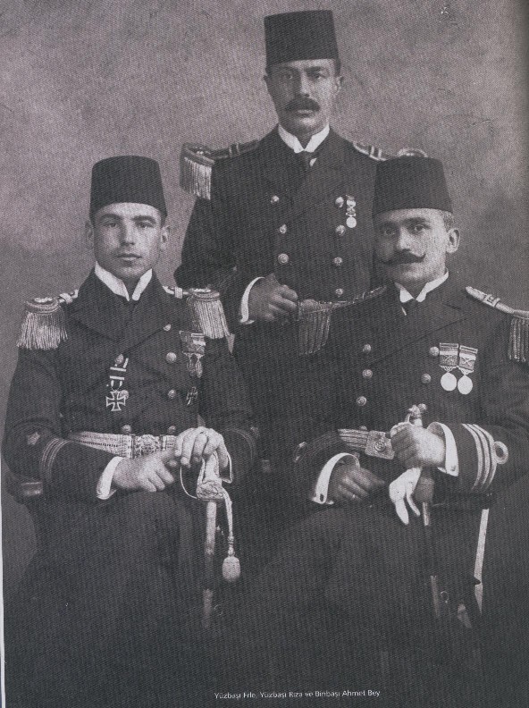 Kıdemli Yüzbaşı Ahmet Saffet Bey'i hatırlayalım:

Churchill'i istifa ettiren, İngiliz donanma komutanı Ian Hamilton'ın günlüğüne "madalyayı haketti kahrolasıcalar" yazdıran isimdir Ahmed Saffet Bey. 

Bunun nedeni Ahmet Saffet Bey'in İngiliz Kraliyet Donanması'nın Queen Elizabeth