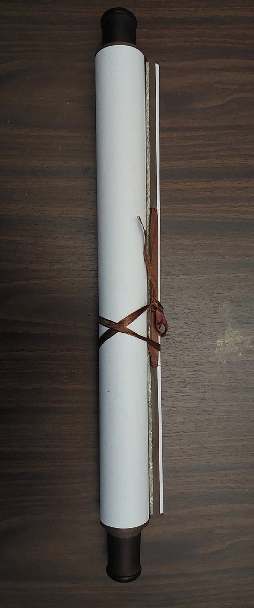 Ловите интересности!
Последний опубликованный комикс хоть и покрашен в диджитале, в оригинале нарисован на свитке рисовой бумаги чернилами (и два кадра линерами).
Проба интересная, возможно, ещё повторим/поэкспериментируем!
#драконытожелюди