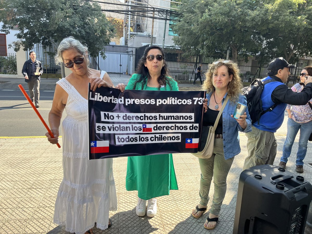 marg9173's tweet photo. #RenunciaConsueloContreras TIENES LAS MANOS CON SANGRE. 😡😡😡 #FueraDDHHMarxistas HOY EMPIEZA. FUERA. ESTAMOS PARA SEGUIR FRENTE LOS #DDHH. DEFENSORES DE DELINCUENTES INMIGRANTES ILEGALES. #ChileDiceBasta. Que respondan la carta ✍️. Esta es segunda vez que estamos ay https://t.co/G5oCVbr3cH