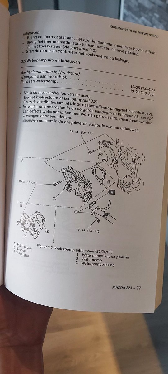 JartBanssen's tweet photo. Ja, zelfs ik heb nog weleens een spiekbriefje nodig. Maar met een nieuwe distributieriem (set) en waterpomp kan die er weer 90.000 km tegenaan! 😄 #Mazda #323F #Mazda323F https://t.co/YmkbTpnJ2E