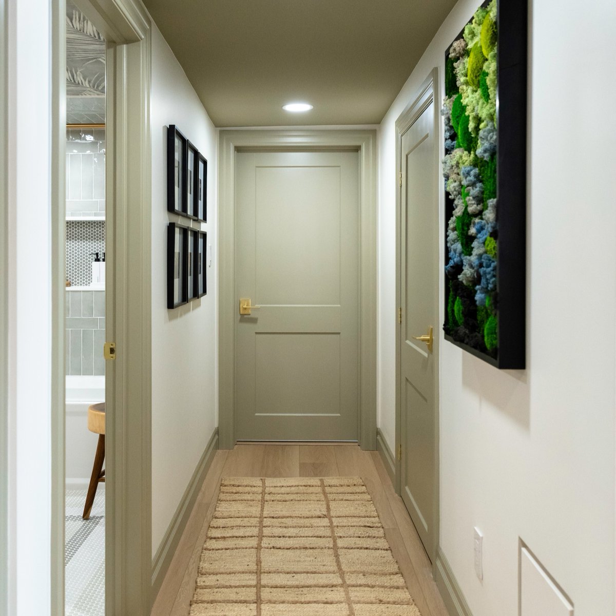 Make_It_Right's tweet photo. What did you think of this project? I personally love how the gold finishes came together with the green doors 🚪 
Door by Metrie @officialmetrie 
Door hardware by @SchlageCanada https://t.co/2u1GpiBRSA
