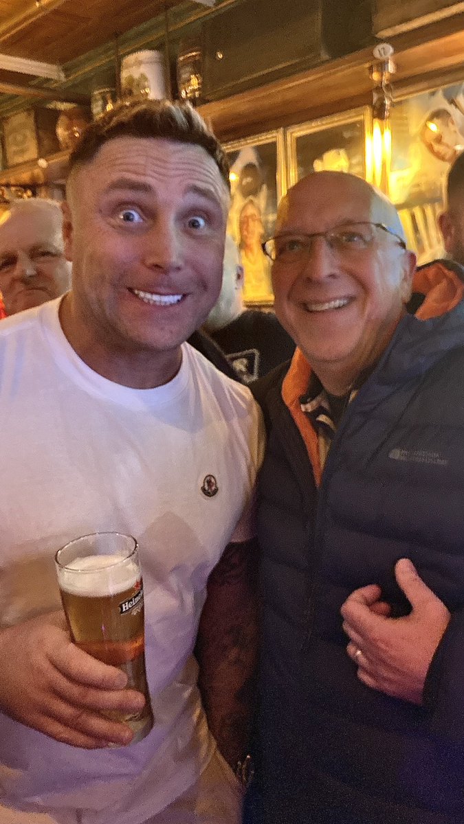 Clivechal's tweet photo. On rugby tour with a darts World champ 🎯🏴😂 #Gezzy https://t.co/QaodJlHaUw