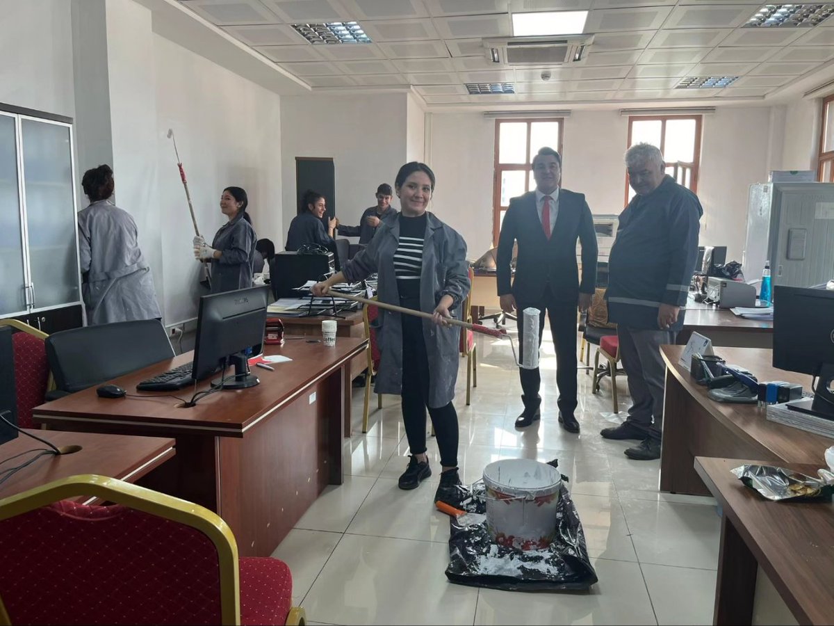 toroslarmem's tweet photo. İlçe Milli Eğitim Müdürlüğümüzün, Birim Odalarının boyanmasına katkıda bulunan Mimar Sinan Mesleki ve Teknik Anadolu Lisesi öğrenci ve öğretmenlerine teşekkür ederiz.

#tormis 👏🏻

@tcmeb @Yusuf__Tekin @ahpehlivan53 @MersinMEM @fazilet_durmus @BaykalBasdemir @OguzhanTulucu https://t.co/RwmHqQ68y7