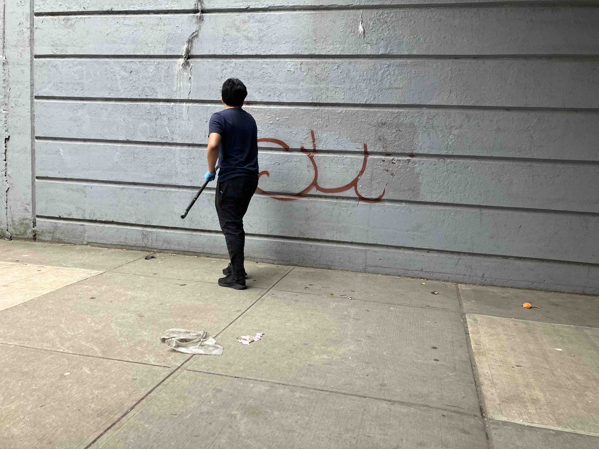 NYPD103Pct's tweet image. We teach our #NYPDExplorers that maintenance of a community is everyone’s responsibility. Our Youth Coordinators, Neighborhood Coordinators and #CrimePrevention officers along with our young Explorers out recently on a #graffiti cleanup.