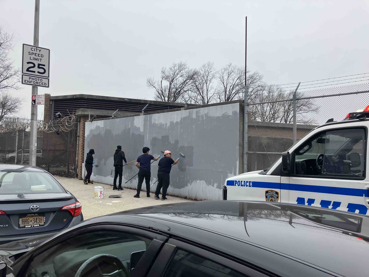 NYPD103Pct's tweet image. We teach our #NYPDExplorers that maintenance of a community is everyone’s responsibility. Our Youth Coordinators, Neighborhood Coordinators and #CrimePrevention officers along with our young Explorers out recently on a #graffiti cleanup.