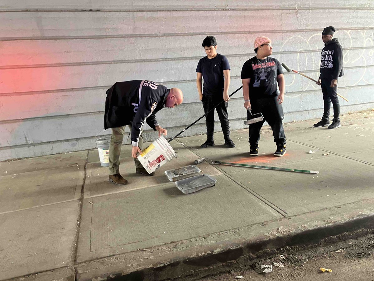NYPD103Pct's tweet image. We teach our #NYPDExplorers that maintenance of a community is everyone’s responsibility. Our Youth Coordinators, Neighborhood Coordinators and #CrimePrevention officers along with our young Explorers out recently on a #graffiti cleanup.