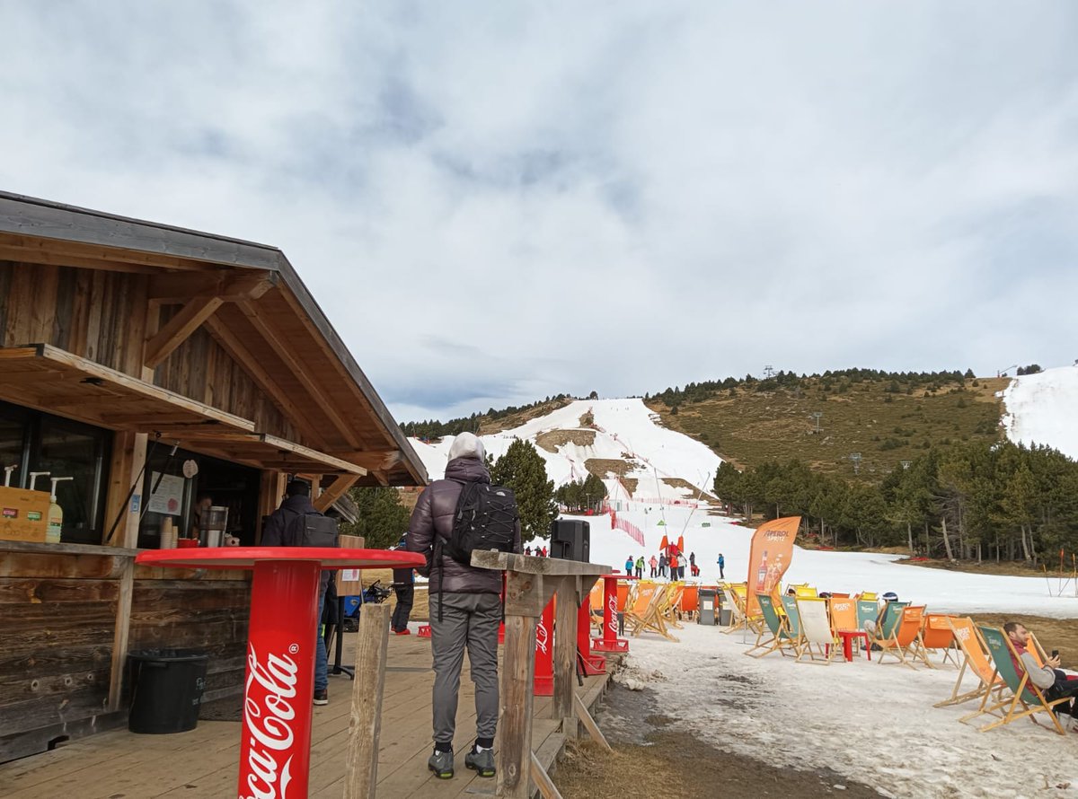 plafarreras's tweet photo. Els petits  han fet esquí de fons, i els grans, esquí alpí. Tot i l'escassetat de la neu, han estat dies profitosos i amb molt bon ambient! https://t.co/dXJpSlw87Y