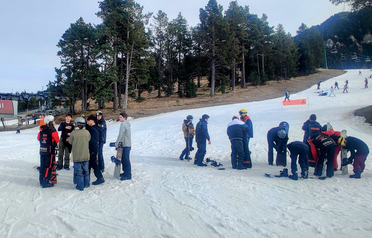plafarreras's tweet photo. Els petits  han fet esquí de fons, i els grans, esquí alpí. Tot i l'escassetat de la neu, han estat dies profitosos i amb molt bon ambient! https://t.co/dXJpSlw87Y