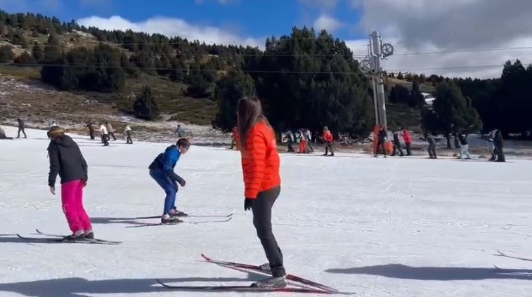 plafarreras's tweet photo. Els petits  han fet esquí de fons, i els grans, esquí alpí. Tot i l'escassetat de la neu, han estat dies profitosos i amb molt bon ambient! https://t.co/dXJpSlw87Y
