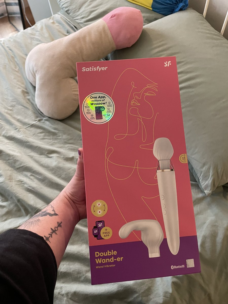 ArloPrince1's tweet photo. just received this bad boy todayyy😍 I've been wanting this toy for SO LONG!! can't wait for it to finish charging so that I can run a lil test drive🤭 hihihi https://t.co/h6FSMWqc1d