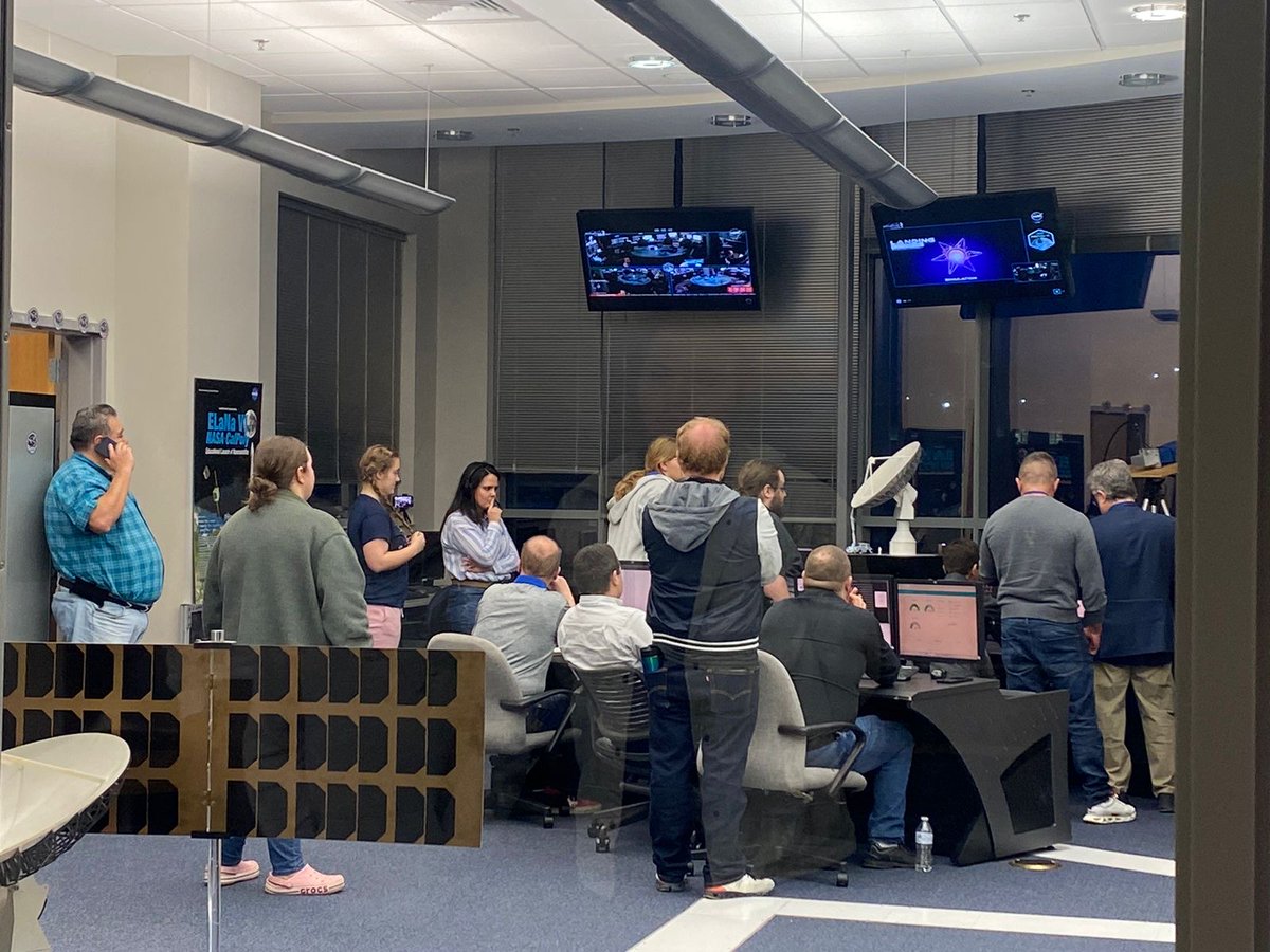 Estudiantes y personal de la Universidad Estatal de Morehead en el Centro de Control del Centro de Ciencias Espaciales durante el alunizaje de Odiseo, el primer módulo de alunizaje comercial. Es un momento histórico en la Nueva Era Espacial.
intuitivemachines.com/im-1