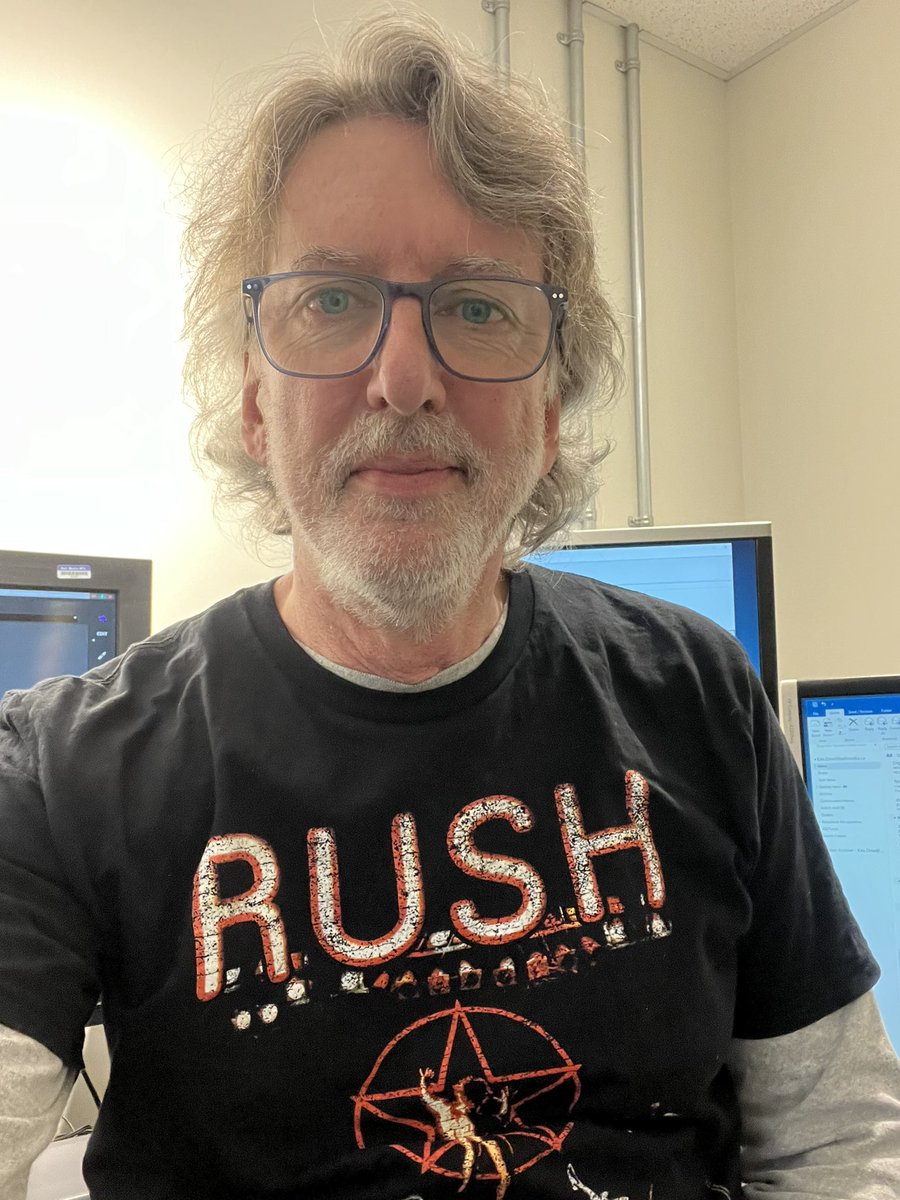 CTVLegacyTech's tweet photo. « Old School » Rep at the office today. #Rush #Tour76 #BastilleDay #CasualFriday #LetEmEatCake 🤟🏻 https://t.co/JVP3nxm8cc