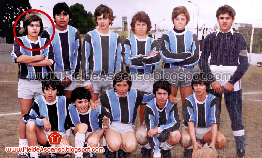 🖼️📷#PintandoAscenso
Un joven Ricardo Caruso Lombardi <a href="/LombaCaruso/">R Caruso Lombardi</a> jugando en las inferiores de Almagro