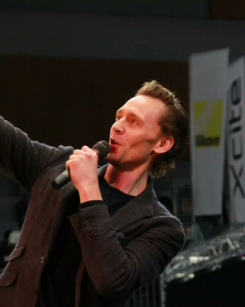 maryensenada's tweet photo. Tom, en el primer día de la Comfest en el Arena Kuwait.
💕💕💕💕
crédito a quien corresponda.
#TomHiddleston #TomWithFans #Comfest #ArenaKuwait #Kuwait #Hiddlesfan #HiddlesArgentina🇦🇷 https://t.co/fXTQ096wdH