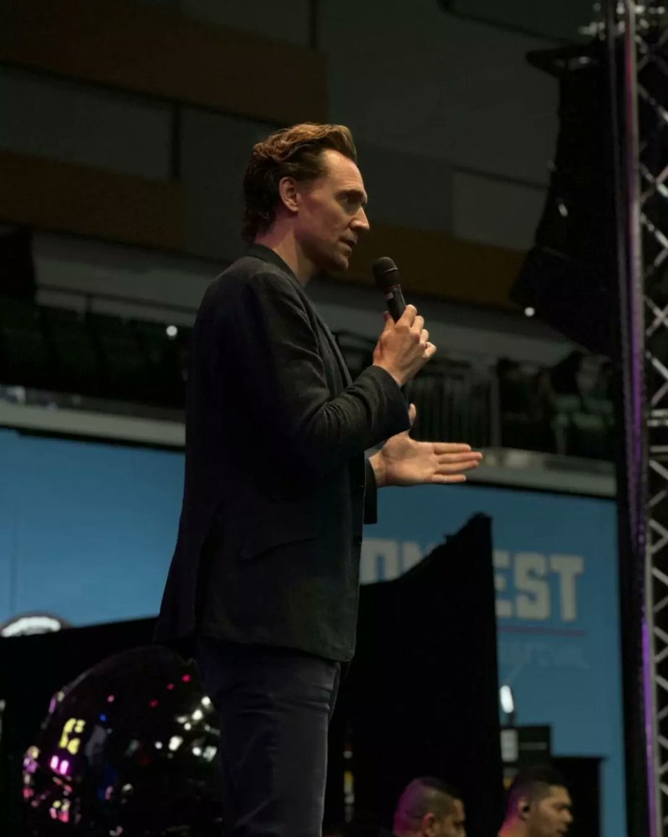 maryensenada's tweet photo. Tom, en el primer día de la Comfest en el Arena Kuwait.
💕💕💕💕
crédito a quien corresponda.
#TomHiddleston #TomWithFans #Comfest #ArenaKuwait #Kuwait #Hiddlesfan #HiddlesArgentina🇦🇷 https://t.co/fXTQ096wdH