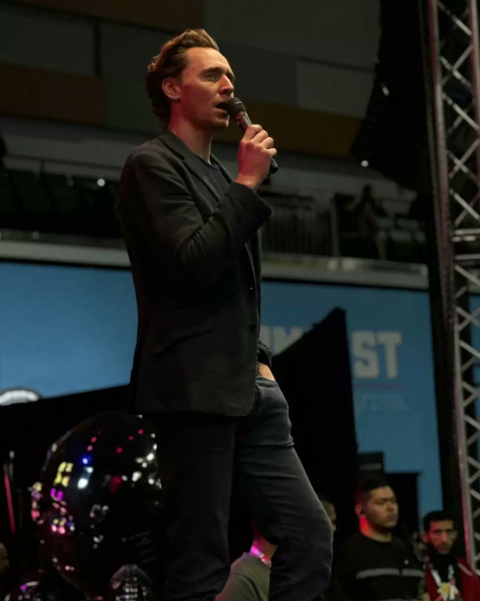 maryensenada's tweet photo. Tom, en el primer día de la Comfest en el Arena Kuwait.
💕💕💕💕
crédito a quien corresponda.
#TomHiddleston #TomWithFans #Comfest #ArenaKuwait #Kuwait #Hiddlesfan #HiddlesArgentina🇦🇷 https://t.co/fXTQ096wdH