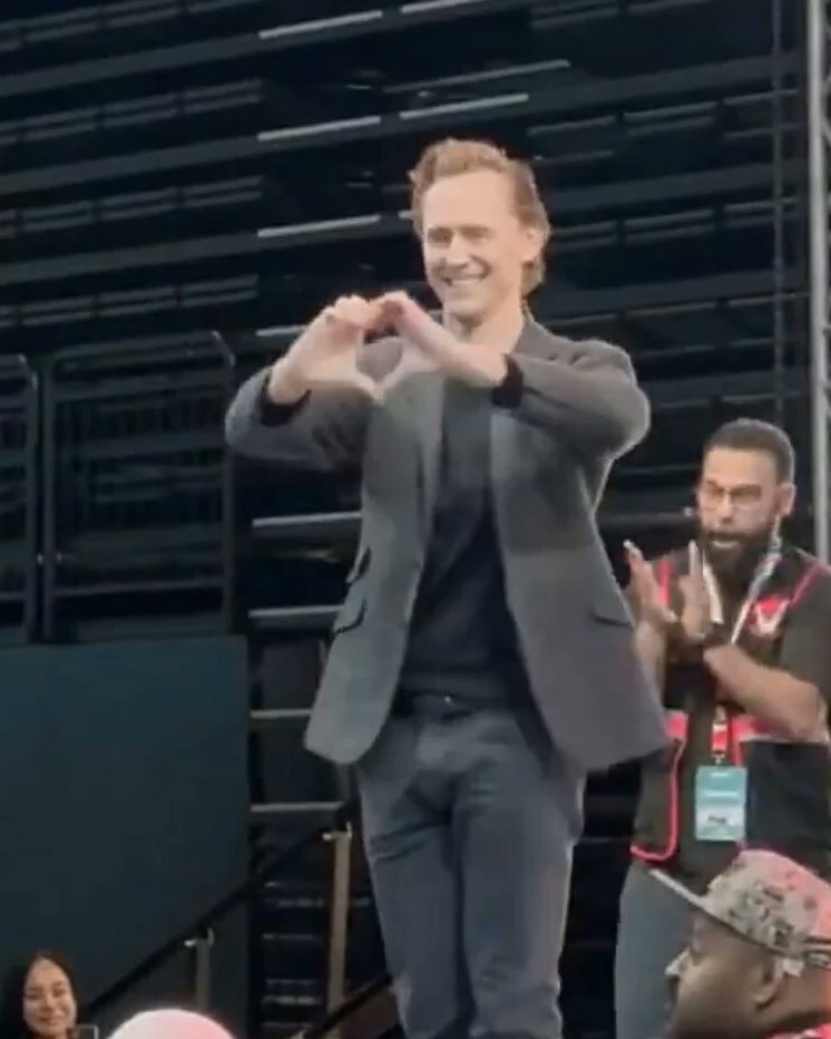 maryensenada's tweet photo. Tom, en el primer día de la Comfest en el Arena Kuwait.
💕💕💕💕
crédito a quien corresponda.
#TomHiddleston #TomWithFans #Comfest #ArenaKuwait #Kuwait #Hiddlesfan #HiddlesArgentina🇦🇷 https://t.co/fXTQ096wdH
