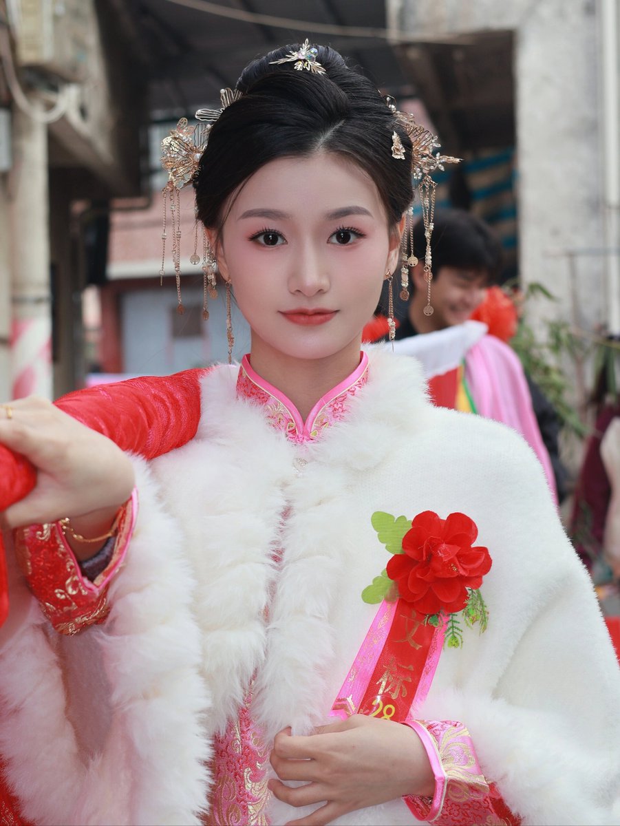 元宵节快乐！扛标旗的小姐姐～ https://t.co/2ZU53XziXU