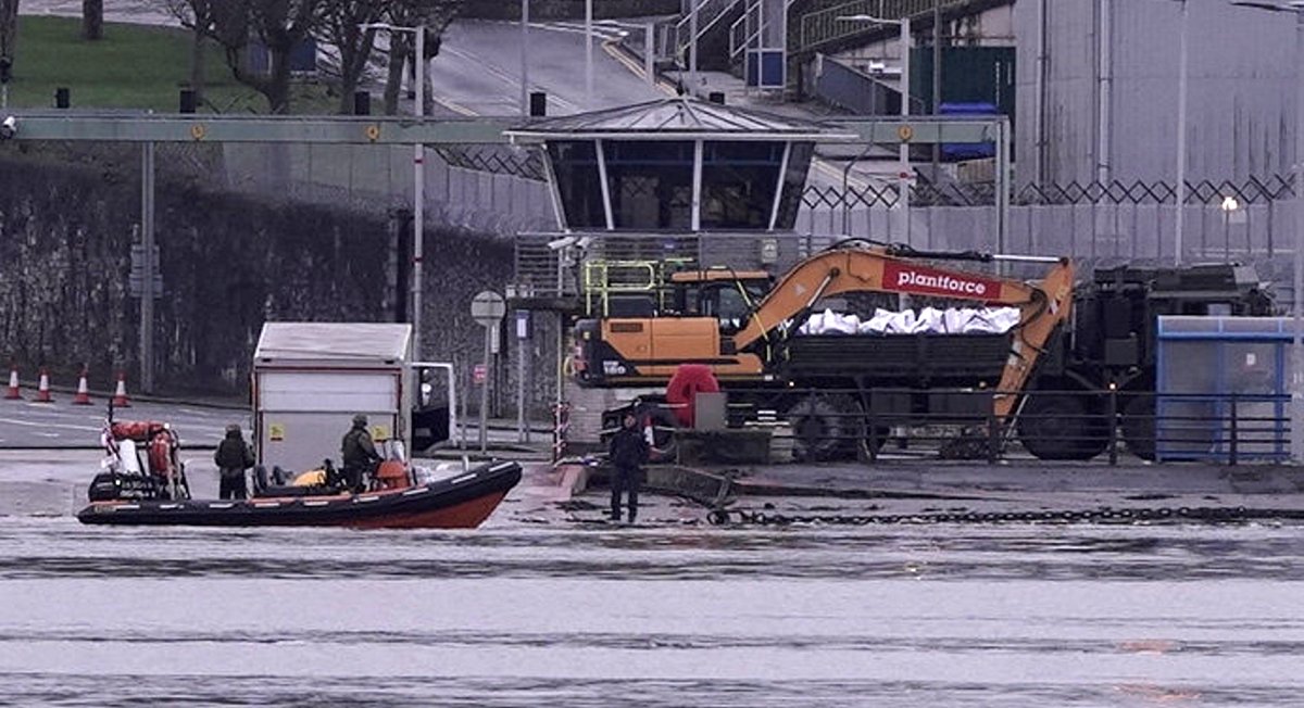 Plymouth's bravest workers load the unexploded WW2 bomb from a lorry to a boat. It's being taken out to sea to be blown up. Pics @DanielDayment