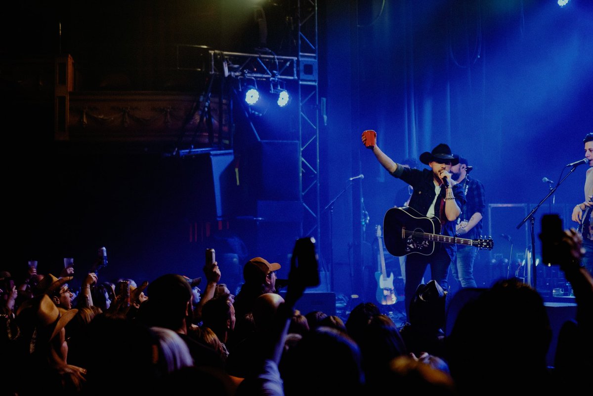 BrettKissel's tweet photo. MONTREAL!!! I've said it before and I'll say it again... NO ONE PARTIES LIKE A MONTREAL CROWD!!!
Ole ole ole ole!!!!
#TheCompassTour https://t.co/r7aP68kwjD
