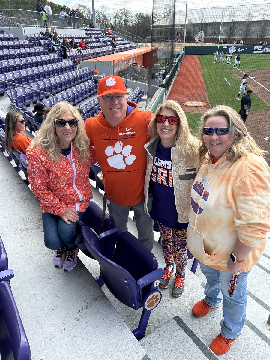 HateUSC's tweet photo. Coach Rittman 
💜🧡🐅🥎 https://t.co/yuREG9cMXi