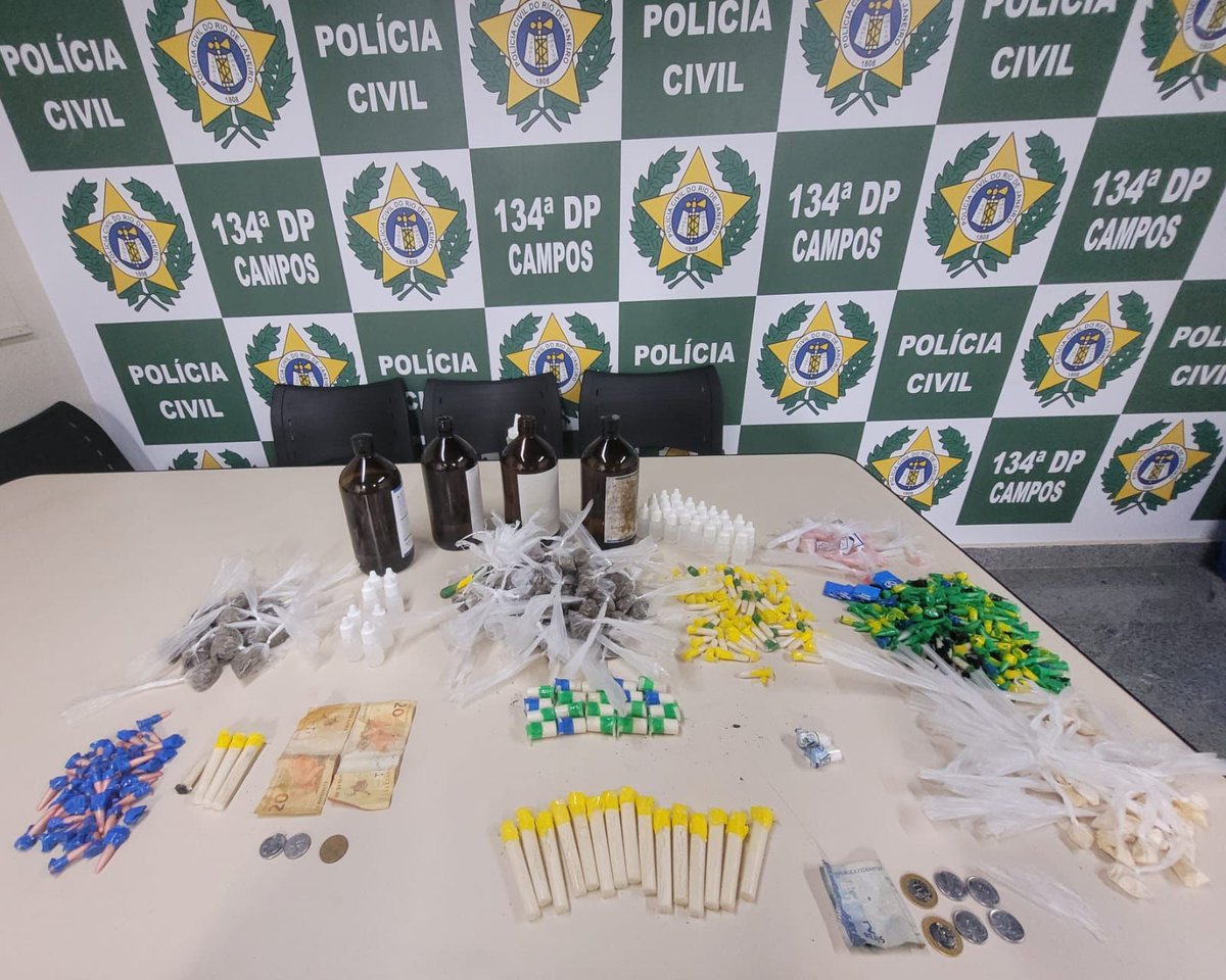 PCERJ's tweet photo. 🚔 #134DP e policiais militares apreenderam farta quantidade de drogas nas comunidades Tira Gosto e Portelinha, em Campos dos Goytacazes, Região Norte do estado.
Saiba mais 👇
https://t.co/SthUMd9qJ4 https://t.co/H5gsF5Rjmt