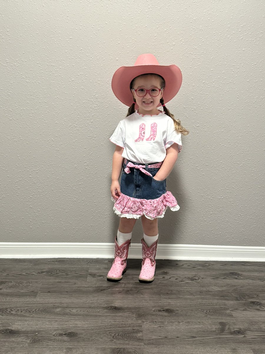 MrsWisdom2018's tweet photo. Ready for a boot scooting good time at @Telge_ELC !! Get you a bestie that looks at you like “Lala” https://t.co/gSA4LFYcMR