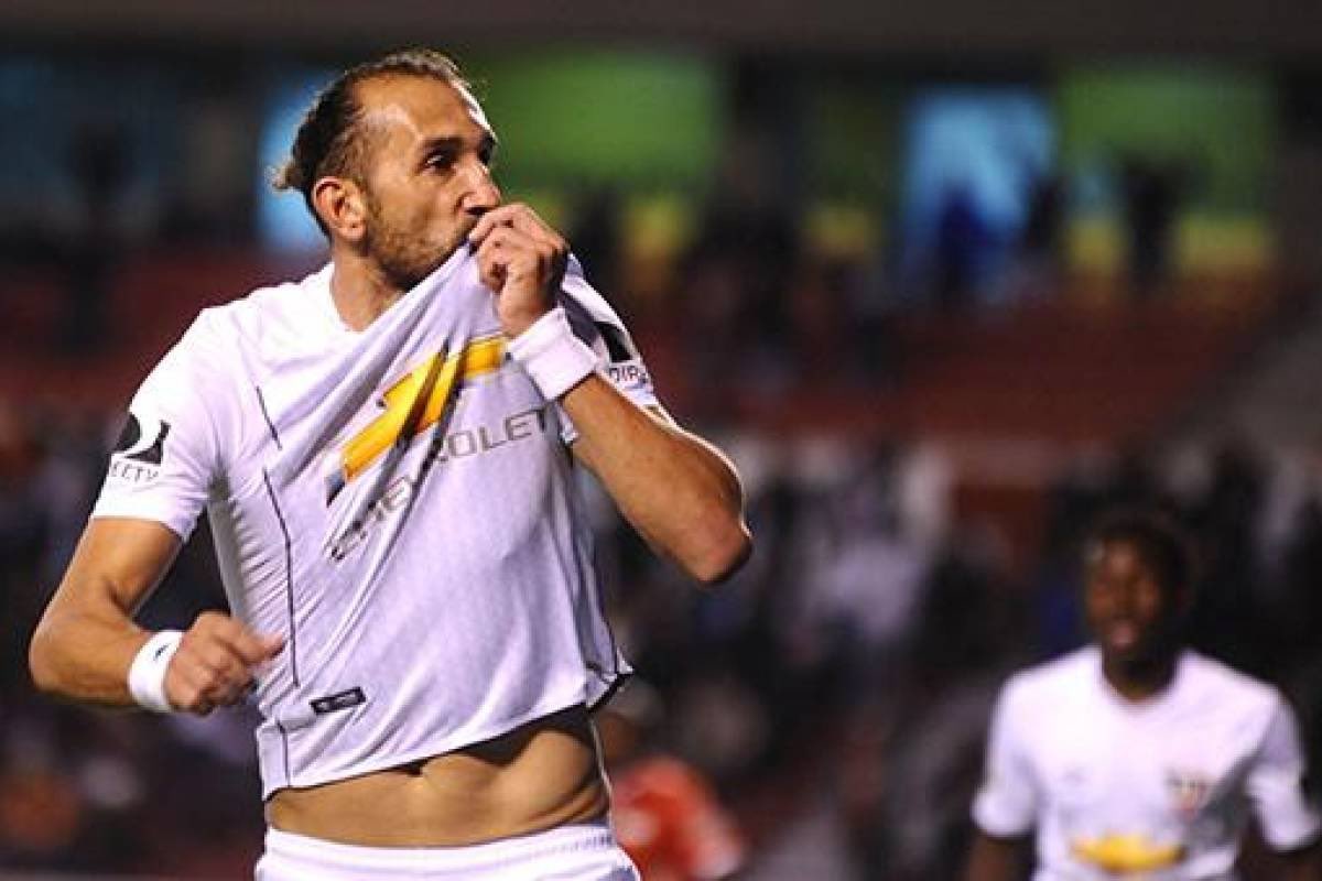 santiagobucaram's tweet photo. ¿Quien fue el futbolista que más amor demostró por un club ecuatoriano? https://t.co/Y2rXlWC2mP