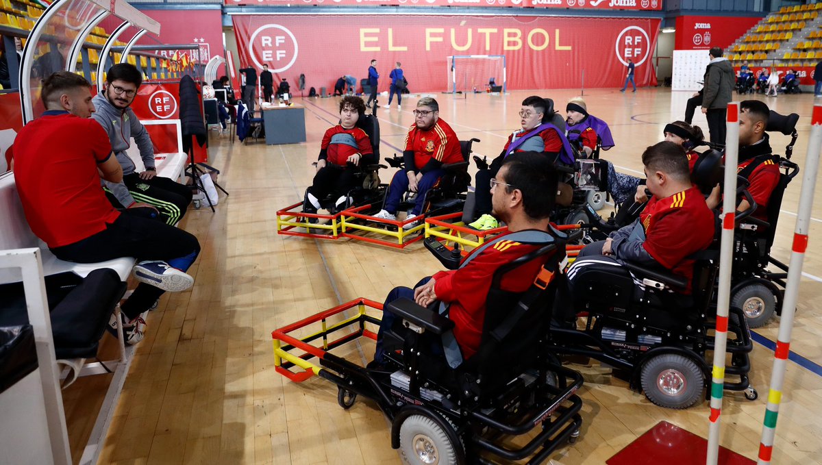 neus9's tweet photo. 🧵HILO IMPORTANTE 

¡¡La Selección Española de Powerchair futsal NOS NECESITA!! 

Necesitan recaudar 5000€ para financiar el viaje a Escocia dónde jugarán un cuadrangular oficial (29/3) @ACPFEOficial 

⬇️ Sigue https://t.co/xLT9d1ppip
