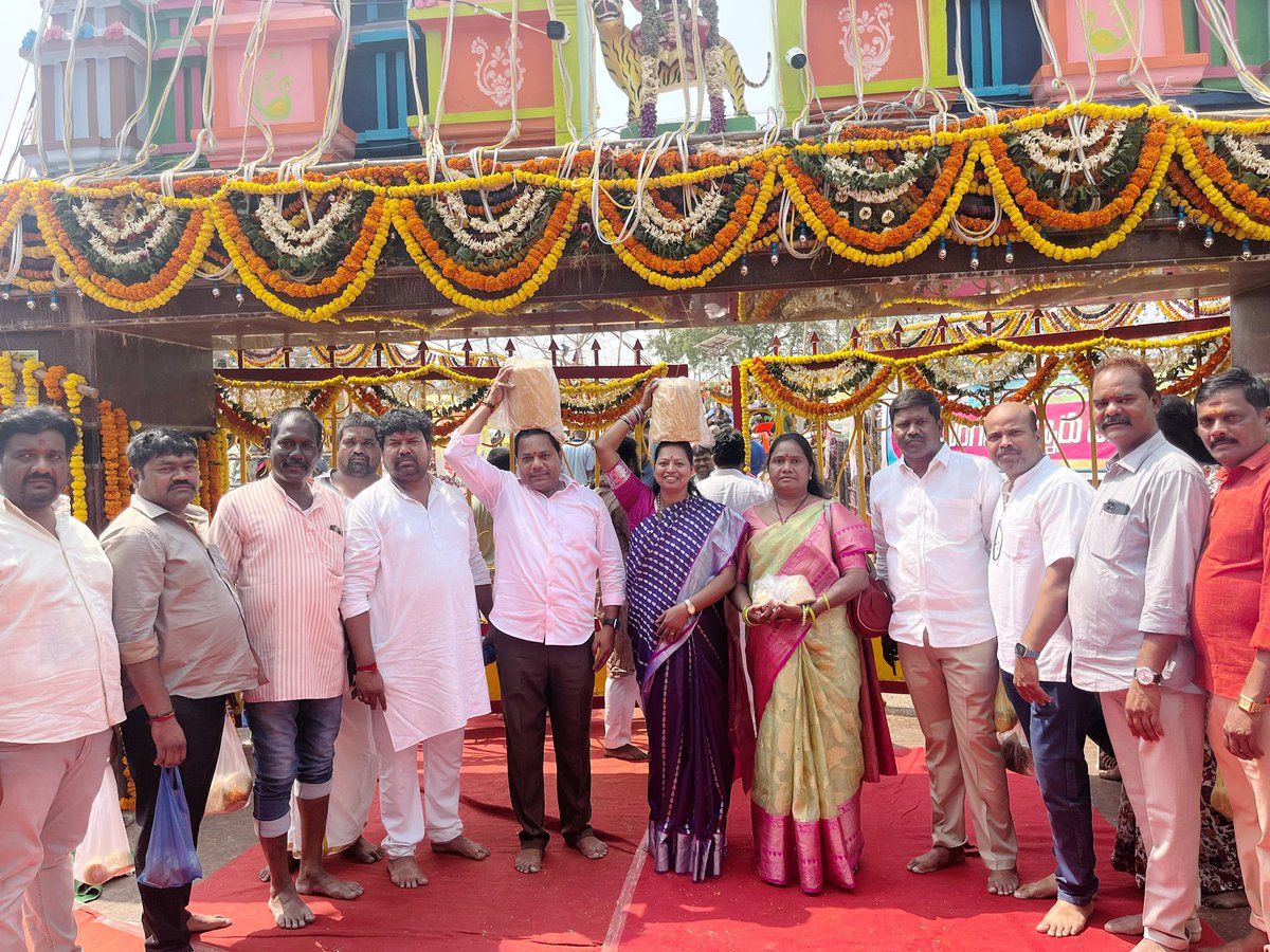PravveenB's tweet photo. *మేడారం సమ్మక్క సరళమ్మ ను దర్శించుకున్నా* *కార్పొరేటర్ బన్నాల*

*చిల్కనగర్ డివిజన్ కార్పొరేటర్ బన్నాల గీత ప్రవీణ్ ముదిరాజ్ గురువారం బి ఆర్ ఎస్ పార్టీ కుటుంబ సభ్యులతో కలిసి  మేడారం సమ్మక్క సరళమ్మ ను  దర్శించుకున్నారు*@KTRBRS @DrGadariBRS @BTR_KTR @GadwalvijayaTRS @YadavTalasani https://t.co/KtuFBrePoR