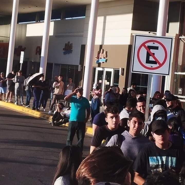 SivarNewsSV's tweet photo. 🔴 MIGUELEÑOS ENLOQUECEN POR EL PRIMER STARBUCKS EN LA ZONA ORIENTAL 

Decenas de habitantes de San Miguel formaron extensas filas con el objetivo de ser los primeros en entrar a la recién inaugurada sucursal de Starbucks. 

La cadena había prometido café gratuito por un año para los primeros 50 clientes en llegar, lo que llevó a que muchos pasaran la noche en la calle, e incluso uno llegara preparado con una cama.