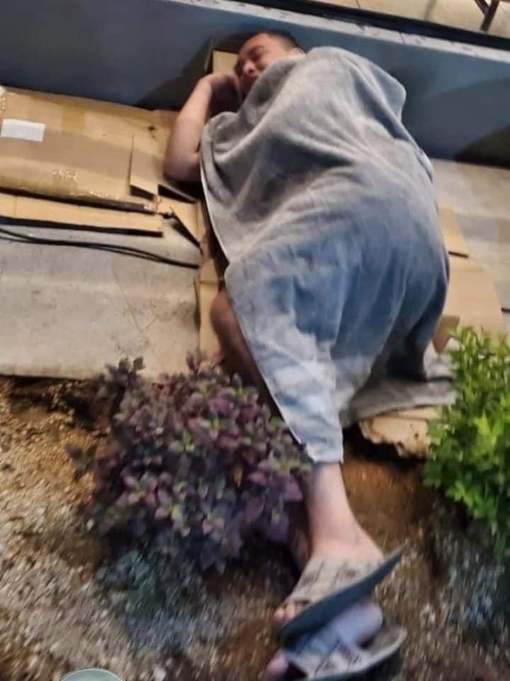 SivarNewsSV's tweet photo. 🔴 MIGUELEÑOS ENLOQUECEN POR EL PRIMER STARBUCKS EN LA ZONA ORIENTAL 

Decenas de habitantes de San Miguel formaron extensas filas con el objetivo de ser los primeros en entrar a la recién inaugurada sucursal de Starbucks. 

La cadena había prometido café gratuito por un año para los primeros 50 clientes en llegar, lo que llevó a que muchos pasaran la noche en la calle, e incluso uno llegara preparado con una cama.