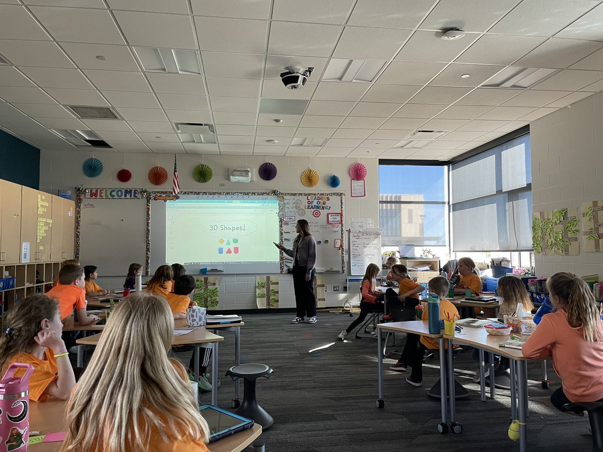 CF_CAPSEdu's tweet photo. Profession based learning in action! Last week Ms Bear got her #teach on with Mrs. Evan’s 2nd grade friends at  Aldrich elementary! STEM, collaboration &amp; teaching all rolled into one! 🙌👏🧡 

#futureteacher 
#preserviceteacher #growourown https://t.co/FETlMRO3zx