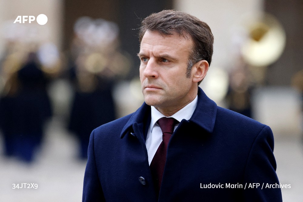 afpfr's tweet image. Emmanuel Macron a annoncé qu'il renonçait à tenir un grand débat avec les agriculteurs au Salon de l'Agriculture, après la polémique sur l'invitation du collectif Les Soulèvements de la Terre 1/2 #AFP