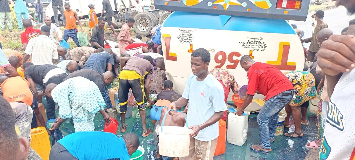 NejeebBello's tweet photo. Fuel tanker fell over on the Ojuelegba-Igbobi Expressway near Ojuelegba, Lagos,  and people are scooping fuel.  Terrible traffic! Extreme danger!! Please take alternative routes. 

I've entered the fastest vehicle back to my Local Government. 🏃🏾‍♂️🏃🏾‍♂️🏃🏾‍♂️ https://t.co/G9YTCPuwCI