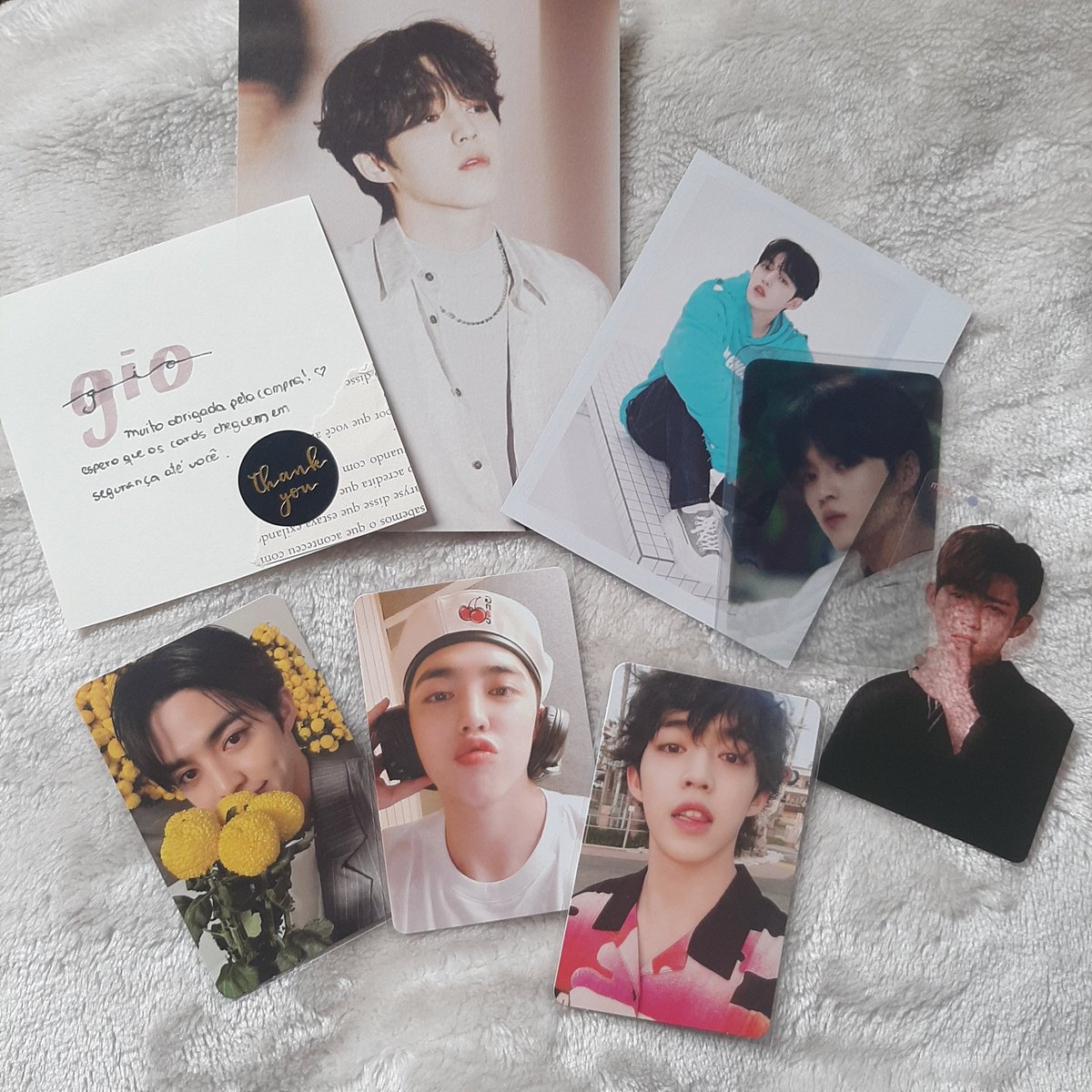 feedback positivo pra <a href="/yourowaelin/">ashryver</a> que me deu um susto na dm me mandando foto de todos os cards da minha wishlist rs infelizmente não pude ficar com todos, mas ela confiou em mim pra fazer ceg deles! todo o processo foi tranquilo e eles chegaram em segurança, muito obrigada ❤