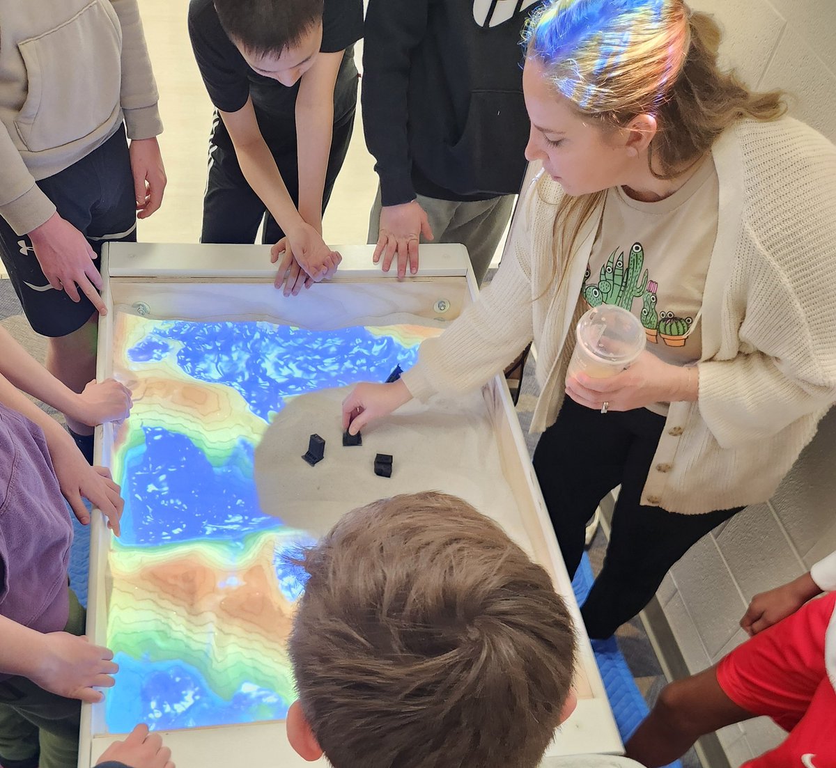 NiedermeyerSTEM's tweet image. 8th graders at @OlentangySD Berlin MS were excited to use #ProjectInnovation&apos;s AR Sandbox in class this week. @ESCCentralOhio #oblms