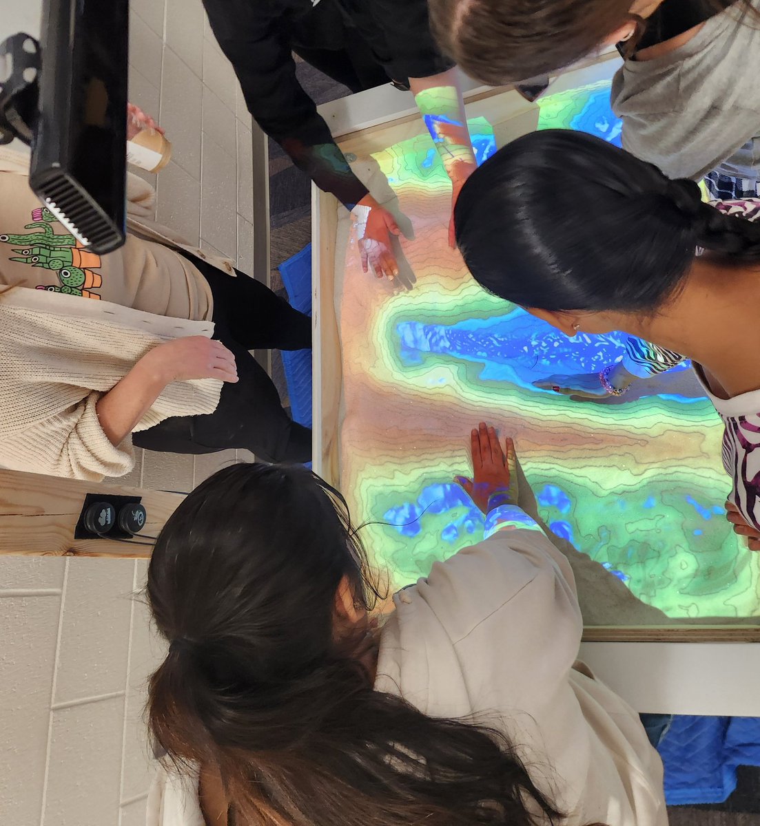 NiedermeyerSTEM's tweet image. 8th graders at @OlentangySD Berlin MS were excited to use #ProjectInnovation&apos;s AR Sandbox in class this week. @ESCCentralOhio #oblms