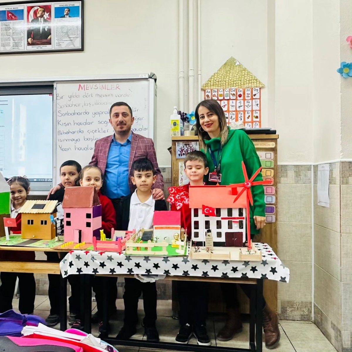 adnmndrilkokulu's tweet photo. Okulumuzda 1-E sınıfında öğrencilerimiz Stem in my class projesi kapsamında hafta boyu etkinliklerini tasarlayıp,sunumlarını yaptılar.Öğrencilerimize,destek olan velilerimize ve öğretmenimiz Mehtap ERGEN’e teşekkür ederiz. https://t.co/un8GBPug7h