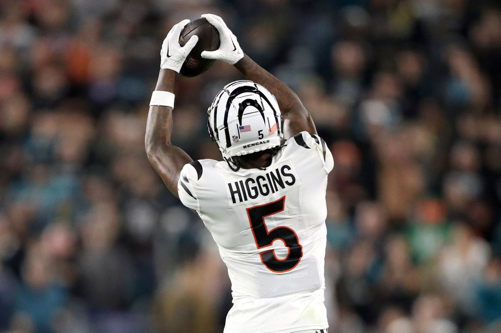 MLFootball's tweet photo. BREAKING: The #Bengals are trying to negotiate a contract extension with star WR Tee Higgins and want him for the long term, per Tony Pauline. 

If the two sides cannot come to terms the team will franchise tag Higgins.  

Cincy will do everything to keep  @teehiggins5. https://t.co/NKF5ODtE7Z