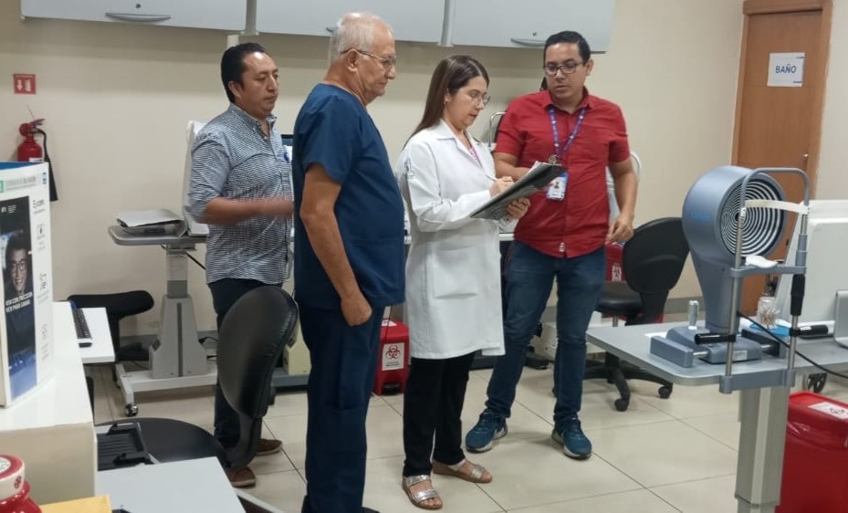 IndotEcuador's tweet photo. La Coordinación Zonal Guayaquil del #INDOT, realizó la visita de inspección al Instituto de la Visión-Manta, para la renovación de la Acreditación en el Programa de Trasplante de Córnea Adulto y Pediátrico.
Los procesos de acreditación liderados por el INDOT verifican:
✅Infraestructura
✅Equipamiento
✅Personal especializado
✅Abastecimiento de insumos y medicamentos
De esta manera #ElNuevoEcuador cuenta con servicios de donación y trasplante de calidad y calidez en beneficio de la ciudadanía.
@marioherrerav @DrFEncaladaC