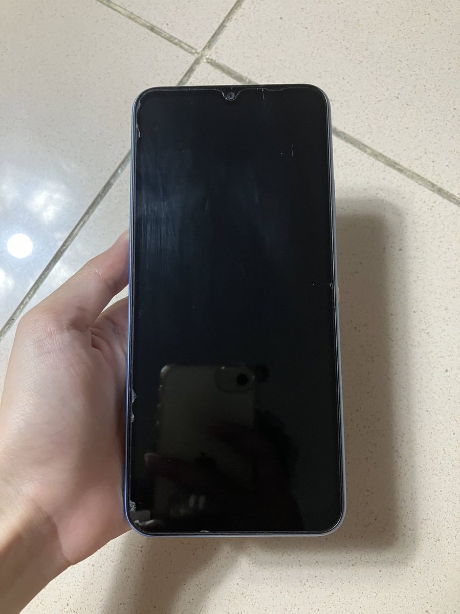jastipmarc's tweet photo. @jihoontrecsure wts realme c30s 32/2 700k, itu tempered glassnya yaa yg udah jelek, layar dan fungsi aman 100% https://t.co/aCKC8OS6EU