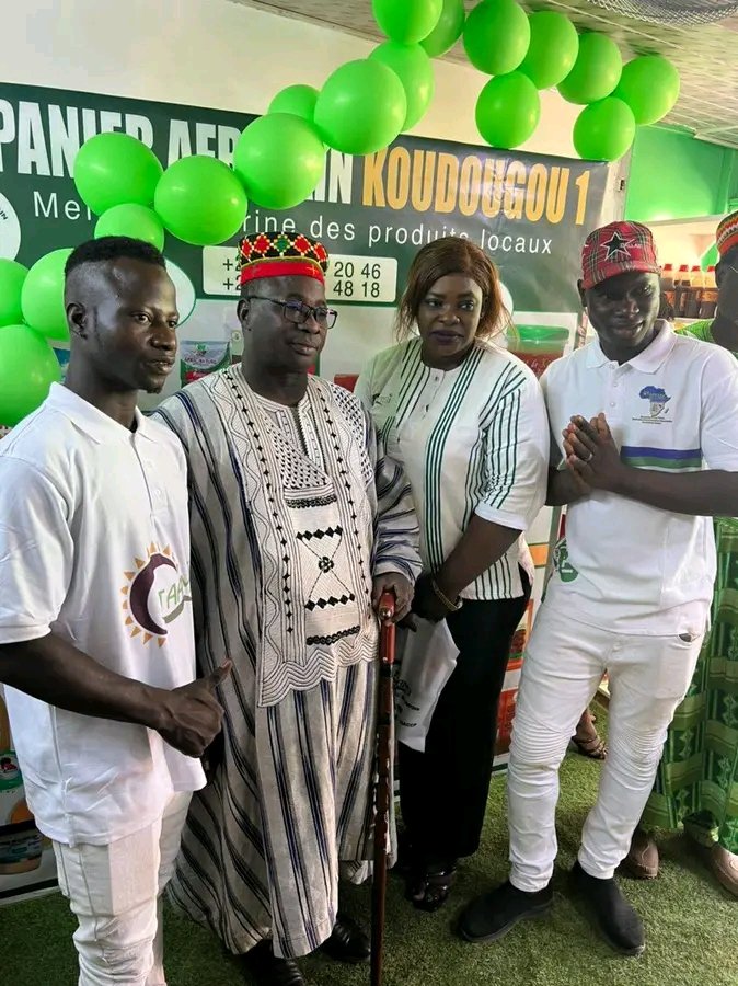 La_tele_en_vrai's tweet photo. 😊Nos deux stars sont toujours en pleine forme et vous passent le Salam depuis la ville du Cavalier Rouge. #Koudougou #Adama #Yacouba #Lwilli https://t.co/a1cU6ACQyh