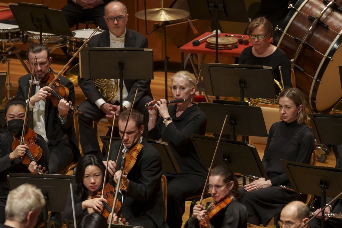 The CSO traveled to the @KrannertCenter, located on the @UofIllinois Urbana-Champaign campus, for an offsite performance of Tchaikovsky & Shostakovich on Thursday. @hlintu led the CSO in Saariaho’s Ciel d'hiver (Winter Sky) followed by two works by Shostakovich. 📷: @toddrphoto