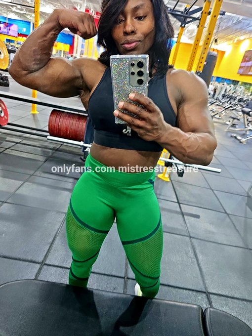 Been a LONG week flexing into the weekend #FlexFriday #FemaleBodybuilder #hardbody #alpha #muscleworship<a href="/tag/flexfriday"class="tags">#FlexFriday</a><a href="/tag/alpha"class="tags"><span>#alpha</span></a><a href="/tag/hardbody"class="tags"><span>#hardbody</span></a><a href="/tag/muscleworship"class="tags"><span>#muscleworship</span></a><a href="/tag/femalebodybuilder"class="tags"><span>#femalebodybuilder</span></a>