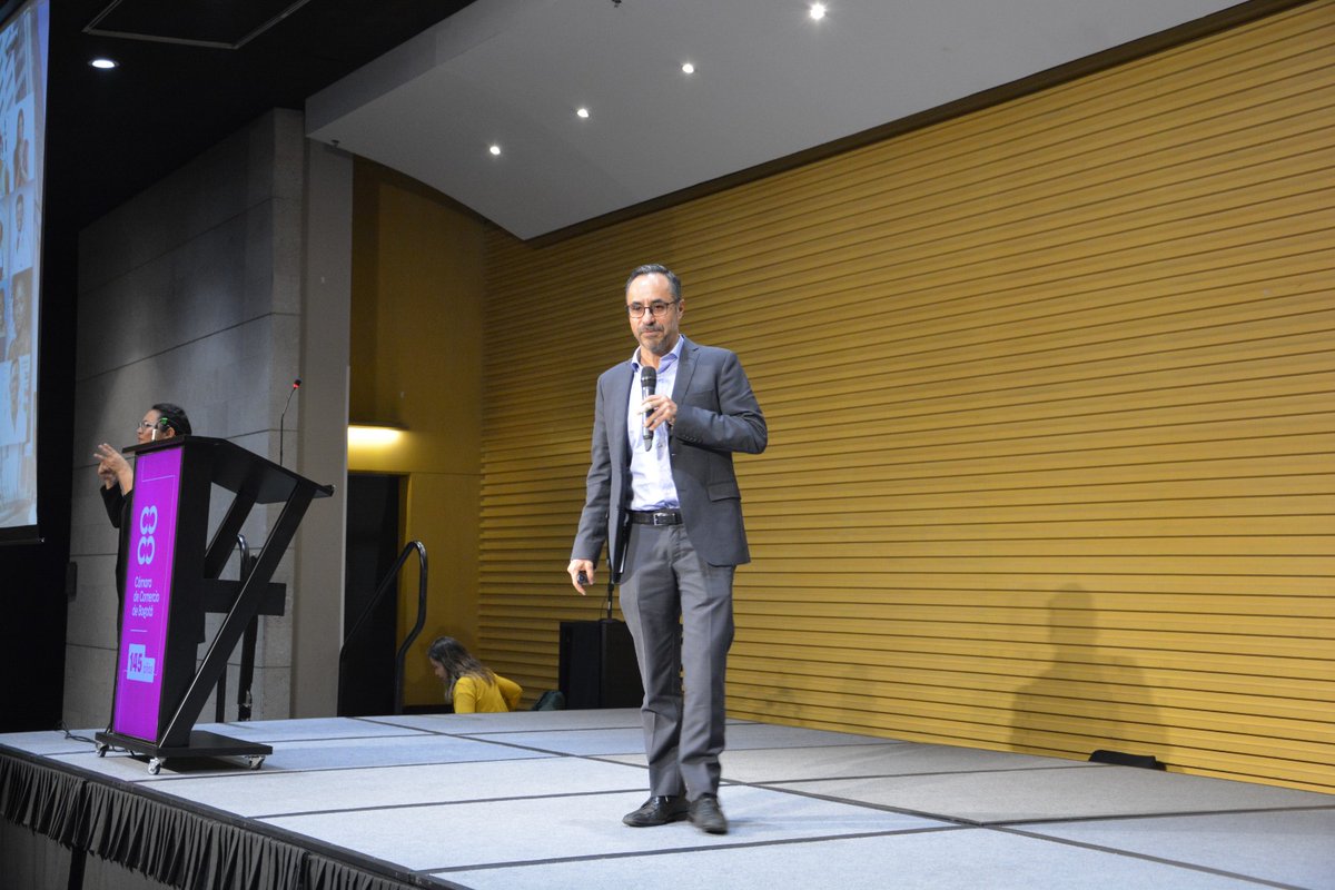 #Ahora | Iniciamos el evento de presentación de la oferta de servicios para los sectores Salud, Farmacéutico y Cosméticos, donde nuestro Vp. de competitividad, Juan Carlos González, instaló compartiendo la estrategia que tienen la CCB con las iniciativas clústeres. #TeConectamos