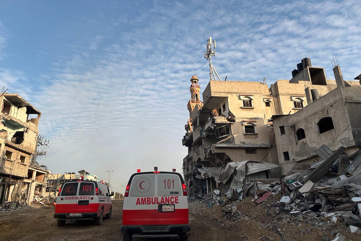 🚨For the fourth time, the Palestine Red Crescent ambulance teams carried out an evacuation mission from Nasser Hospital after it went out of service, in coordination with the United Nations Office for the Coordination of Humanitarian Affairs (OCHA). 🚑Four ambulance vehicles