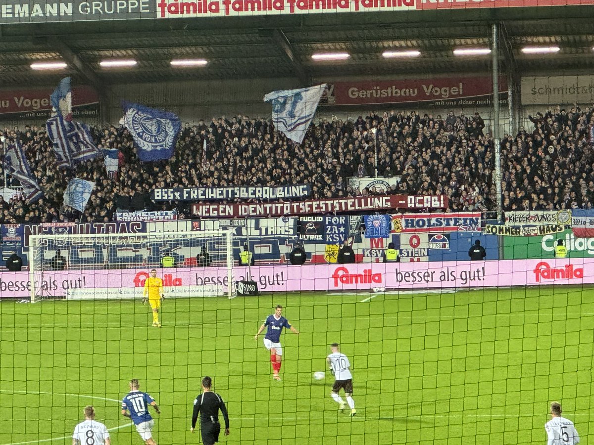 hsv_tobias's tweet photo. Holstein Fans mit Solidaritätsbanner für die in Rostock festgehaltenen HSV-Fans #ksvstp https://t.co/1HpeUcUUU4