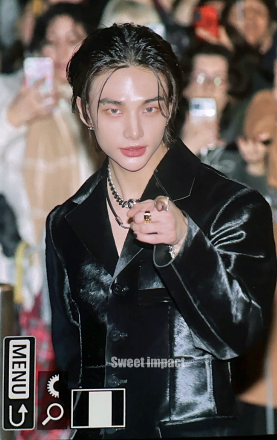 AboutMusicYT's tweet photo. Stray Kids' Hyunjin arrives at the Versace fashion show. https://t.co/9SmisuFOCi